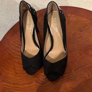 ❤️ Gianni Bini Black and Gold Peep-Toe Heels